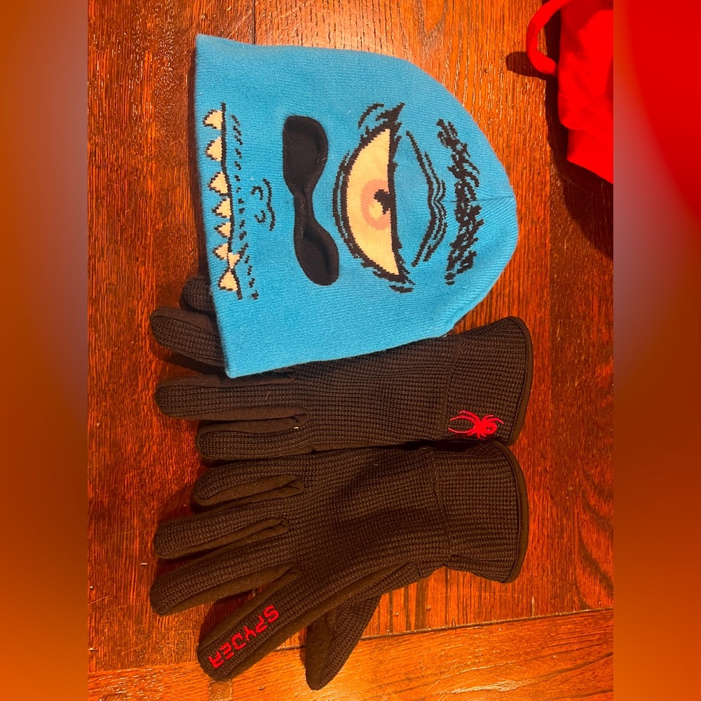 Volcom Boys hat and Spyder gloves set